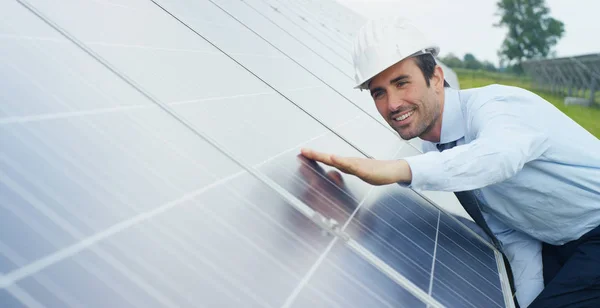 Ειδικός μηχανικός στην ηλιακή ενέργεια φωτοβολταϊκά πάνελ με τηλεχειριστήριο εκτελεί πράξεις τής ρουτίνας για σύστημα παρακολούθησης τη χρήση καθαρών, ανανεώσιμες πηγές ενέργειας. έννοια που εφαρμόζεται για την τεχνολογία απομακρυσμένης υποστήριξης. — Φωτογραφία Αρχείου