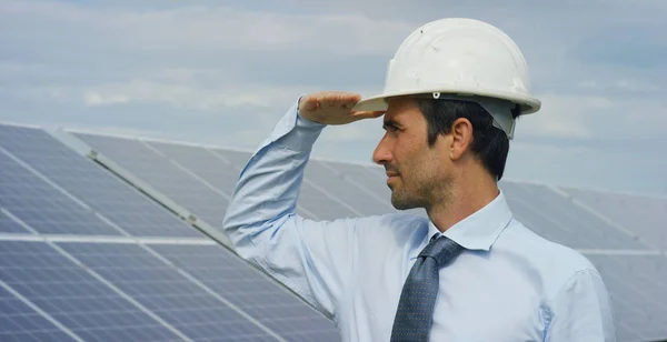 Ingeniero experto en paneles fotovoltaicos de energía solar con control remoto realiza acciones de rutina para el monitoreo del sistema utilizando energía limpia y renovable. concepto aplicado a la tecnología de soporte remoto . — Foto de Stock