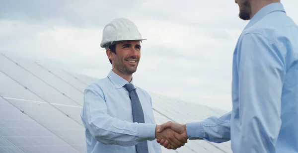 Dvě technické odborné partnery v solárních fotovoltaických panelů, dálkové ovládání provádí rutinní operace, sledování systému pomocí čisté, obnovitelné zdroje energie. Koncept vzdálenou podporu technologie. — Stock fotografie