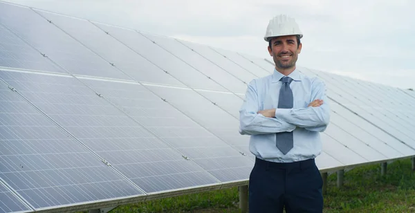 Műszaki szakértő-a napenergia fotovoltaikus panel, távirányító végez rendszeres műveletek rendszer nyomon követése, a tiszta, megújuló energia. távoli támogat technológia fogalmának. — Stock Fotó