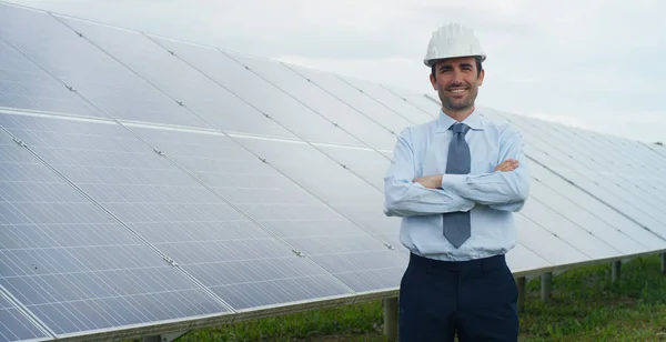 Especialista técnico em painéis fotovoltaicos de energia solar, o controle remoto realiza ações rotineiras de monitoramento do sistema usando energia limpa e renovável. conceito de tecnologia de suporte remoto . — Fotografia de Stock