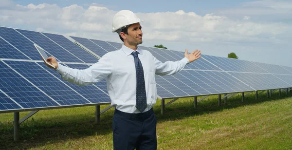 O especialista técnico se alegra com o sucesso nos painéis fotovoltaicos solares O controle remoto realiza ações rotineiras para monitorar o sistema usando energia renovável limpa Conceito de tecnologia de suporte remoto . — Fotografia de Stock