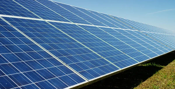 Blick in die Nähe der Photovoltaik-Panel, die saubere Energie, erneuerbare Energien. das Konzept der Fernunterstützungstechnologie, Bioökologie, Ökologie, Elektrizität aus Sonnenlicht, Bioenergie, Solarmoduldesign. — Stockfoto