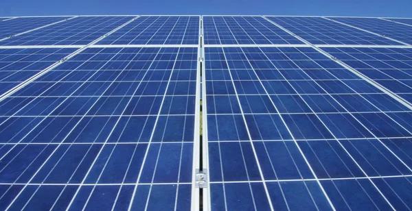 Blick in die Nähe der Photovoltaik-Panel, die saubere Energie, erneuerbare Energien. das Konzept der Fernunterstützungstechnologie, Bioökologie, Ökologie, Elektrizität aus Sonnenlicht, Bioenergie, Solarmoduldesign. — Stockfoto