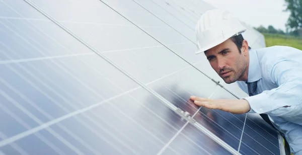 Inženýr expert v solárních fotovoltaických panelů s dálkovým ovládáním provádí rutinní akce pro systém monitorování pomocí čisté, obnovitelné zdroje energie. koncept pro vzdálenou podporu technologie. — Stock fotografie