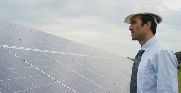 Ingeniero experto en paneles fotovoltaicos de energía solar con control remoto realiza acciones de rutina para el monitoreo del sistema utilizando energía limpia y renovable. concepto aplicado a la tecnología de soporte remoto . — Foto de Stock