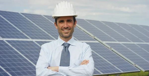 Experto técnico en paneles fotovoltaicos de energía solar, el control remoto realiza acciones de rutina para el monitoreo del sistema utilizando energía limpia y renovable. concepto de tecnología de soporte remoto . —  Fotos de Stock