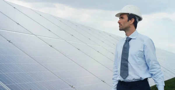 Ingeniørekspert på solcellepaneler med fjernstyring utfører rutinemessige handlinger for systemovervåking ved hjelp av ren, fornybar energi. konsept som brukes på fjernstøtteteknologien . – stockfoto