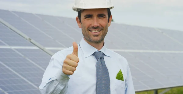 Experto técnico en paneles fotovoltaicos de energía solar, el control remoto realiza acciones de rutina para el monitoreo del sistema utilizando energía limpia y renovable. concepto de tecnología de soporte remoto . —  Fotos de Stock