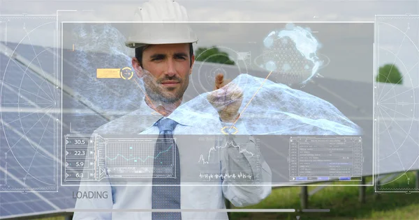 Футуристичний інженер-експерт в сонячних фотоелектричних панелях, використовує голограму з дистанційним керуванням, виконує складні дії для моніторингу системи з використанням чистих технологій дистанційної підтримки відновлюваної енергії Ліцензійні Стокові Зображення