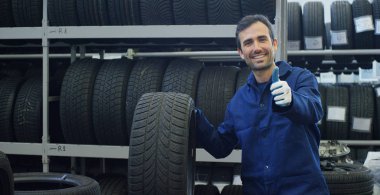 Araba Servisi, uygun uzman lastik lastik ve kauçuk güvenliği için basmak denetler. Konsept: makinelerin, tanılamada onarmak, uzman, teknik bakım ve on-board bilgisayar onarım.