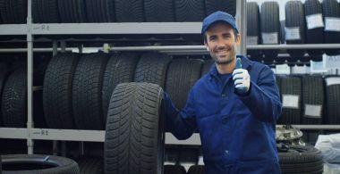 Araba Servisi, uygun uzman lastik lastik ve kauçuk güvenliği için basmak denetler. Konsept: makinelerin, tanılamada onarmak, uzman, teknik bakım ve on-board bilgisayar onarım.