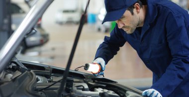 Araba servisinde uzman tamirci. Arabayı, motoru, karbüratörü kontrol ediyor. Konsept: makinelerin onarımı, hatalı tanı, onarım uzmanı, teknik bakım ve gemideki bilgisayar.