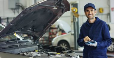 Araba servisinde uzman tamirci. Arabayı, motoru, karbüratörü kontrol ediyor. Konsept: makinelerin onarımı, hatalı tanı, onarım uzmanı, teknik bakım ve gemideki bilgisayar.