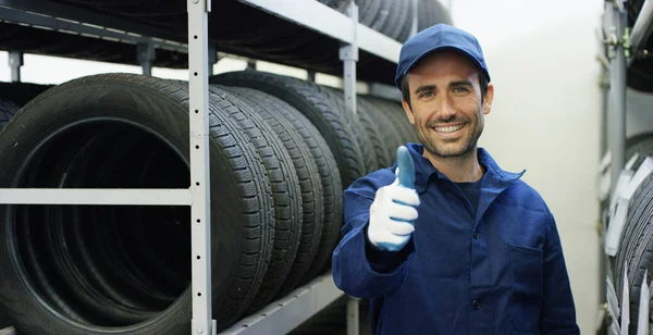 Especialista em montagem de pneus no serviço de carro, verifica o pneu e borracha pisar para a segurança. Conceito: reparação de máquinas, diagnóstico de falhas, especialista em reparação, manutenção técnica e computador de bordo . — Fotografia de Stock