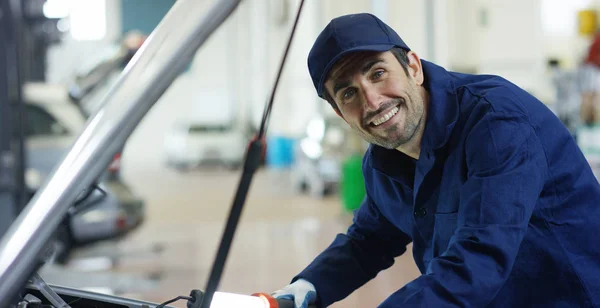 Spécialiste en mécanique automobile dans le service de voiture, vérifie la voiture, moteur, moteur, carburateur. Concept : réparation de machines, diagnostic de pannes, spécialiste de la réparation, maintenance technique et ordinateur de bord . — Photo