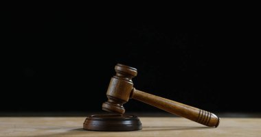 Sigorta tazminatı veya ceza davaları için tokmak hakimi olan avukatların ya da noterlerin açık artırması ya da sahnesi. Hukuk ve avukat kavramı, yargı ve yasama demokratik hukuka uygulandı.