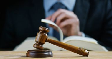 Sigorta tazminatı veya ceza davaları için tokmak hakimi olan avukatların ya da noterlerin açık artırması ya da sahnesi. Hukuk ve avukat kavramı, yargı ve yasama demokratik hukuka uygulandı.