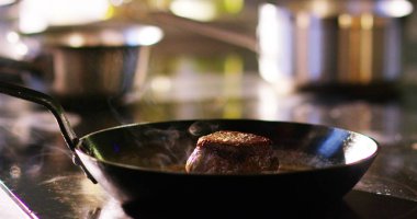 Orta yaşlı Şef salsa karıştırma