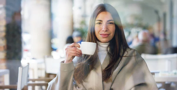 Mooie elegante vrouw — Stockfoto