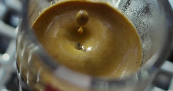 Dråbe varm espresso kaffe - Stock-foto