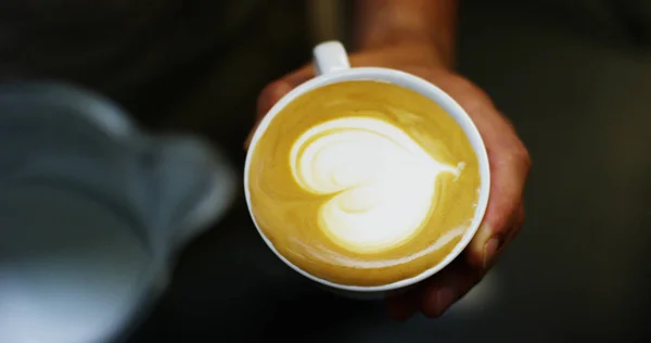 Barista fa composizione con il latte — Foto Stock