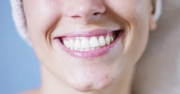 Дівчина вранці після чистих зубів — стокове фото