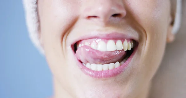 Chica en la mañana después de cepillarse los dientes —  Fotos de Stock