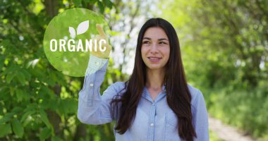 Güzel bir genç kız bir seçim organik arka plan doğada yapma fütüristik portresi. Konsept: Biyoloji, biyolojik ürünler, biyo ekoloji, doğal saf ürün, beslenme değil, sağlıklı yaşam tarzı.