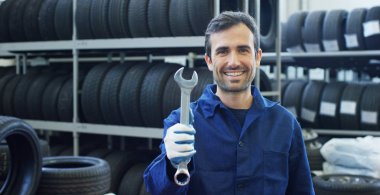 Araba Servisi, uygun uzman lastik lastik ve kauçuk güvenliği için basmak denetler. Konsept: makinelerin, tanılamada onarmak, uzman, teknik bakım ve on-board bilgisayar onarım.