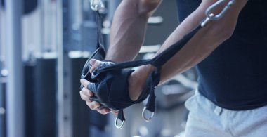 Adam vücut geliştirmeci spor salonunda, triceps, omuz iyileştirilmesi simülatörü ile ve PIN kas ve anterior deltoid kas ile çalışır. Spor salonuna gitmek kavramı aşk yemek değil ince gövde