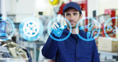 Otomatik mekanik asistan, fütüristik bir portresini bir gün, satın alma, satış ve yedek parça online, bir araba atölyede tamir bir hologram ile 24 saat çalışır. Konsept: geleceğin teknolojisi.
