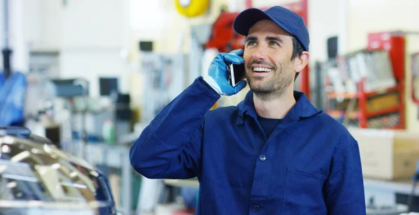 Assistant mechanic calls customers for communication, in the background of the car service center. Concept repair of machines fault diagnosis repair specialist, technical maintenance on-board computer — Stock Photo, Image