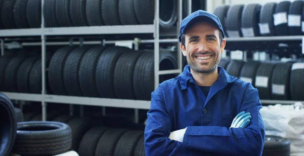 Specialist tire fitting in the car service, checks the tire and rubber tread for safety. Concept: repair of machines, fault diagnosis, repair specialist, technical maintenance and on-board computer. — Stock Photo, Image