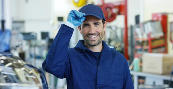 Retrato de um carro bonito jovem mecânico em uma oficina de carro, no fundo de um serviço de carro Conceito de reparação de máquinas, diagnóstico de falhas, especialista em reparação, manutenção técnica a bordo do computador — Fotografia de Stock