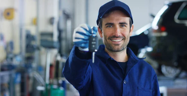 Spécialiste (contrôle automatique), un mécanicien automobile dans un service de voiture, vérifie les diagnostics de la machine. Concept : réparation de machines, diagnostic de pannes, spécialiste de la réparation, maintenance technique, ordinateur de bord . — Photo