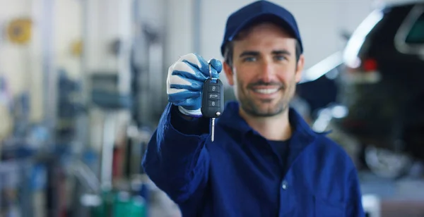 Spécialiste (contrôle automatique), un mécanicien automobile dans un service de voiture, vérifie les diagnostics de la machine. Concept : réparation de machines, diagnostic de pannes, spécialiste de la réparation, maintenance technique, ordinateur de bord . — Photo