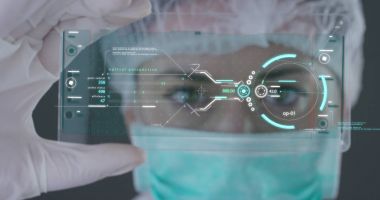 Şırınga ile fütüristik bir doktor bir sıvı ilaç geri çekti ve bir hologram bir gezegenin görünür. Konsept: Tıp dünya, tıbbi bakım, gelecek, küresel rakip ilaç firmaları.