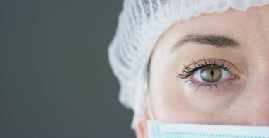 bir kadın cerrah ya da doktor maskesi hastane veya klinik operasyon için hazır portresi kapatın.