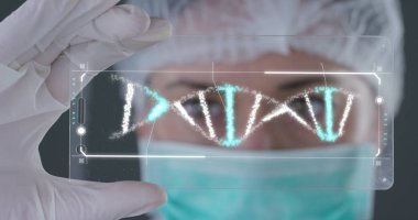 Şırınga ile fütüristik bir doktor bir sıvı ilaç geri çekti ve bir hologram bir gezegenin görünür. Konsept: Tıp dünya, tıbbi bakım, gelecek, küresel rakip ilaç firmaları.