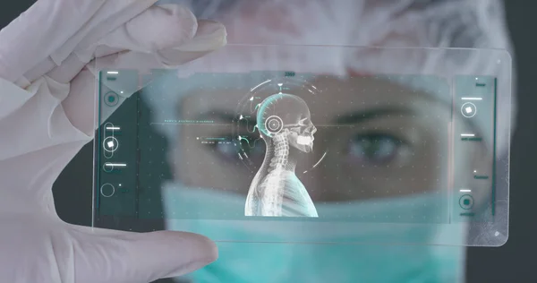 En futuristisk läkare med spruta återtar en flytande medicin och visas ett hologram av en planet. Koncept: medicin i världen, sjukvård, framtida, globala konkurrent läkemedelsföretag. — Stockfoto