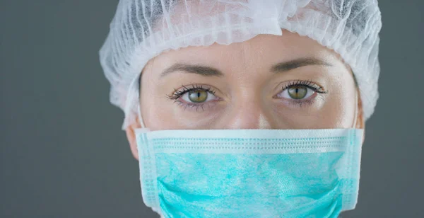 Närbild porträtt av en kvinna kirurg eller läkare med mask redo för operation på sjukhus eller klinik. — Stockfoto