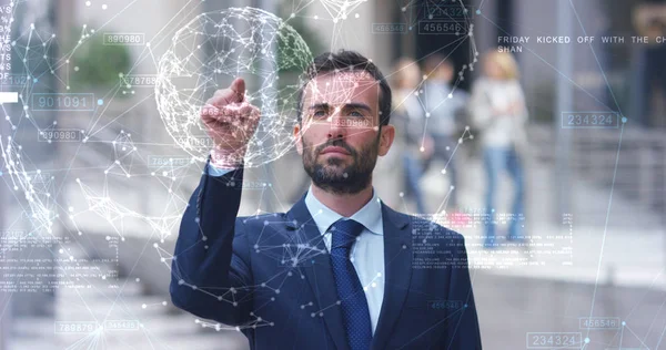 Un hombre de negocios en un traje utiliza la holografía y la realidad aumentada para ver en 3D gráficos economía financiera. Concepto: tecnología inmersiva, negocio, economía, futurista — Foto de Stock