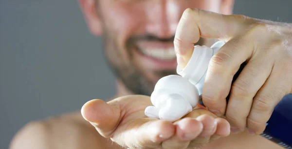 Un hermoso retrato del hombre antes de afeitarse con espuma de afeitar para un afeitado mejor perfecto y proteger su piel de la irritación. Concepto: peluquero, crema de afeitar y hombre . —  Fotos de Stock