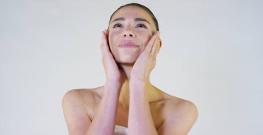 Güzel bir genç kız, su kuyusu-damat mükemmel, portresi spa tedavileri, beyaz bir arka plan üzerinde sonra cilt temizlemek. Konsept: yumuşak deri, kırışıklıklar, doğal ürün, vücut bakımı, sağlıklı yaşam olmadan.