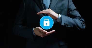 Bir deneyimli satıcı veya banka veya sigorta komisyoncusu elinde korunması. Konsept: banka şifreleri, siteler ve bilgisayarlar ev veya makine korumak korumak