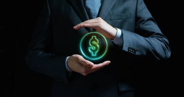 Bir deneyimli satıcı veya banka veya sigorta komisyoncusu elinde dolar. Konsept: yatırım ve pasif gelir için emeklilik ve maaşlar için de sigorta veya banka, para birimi büyüme kavramı