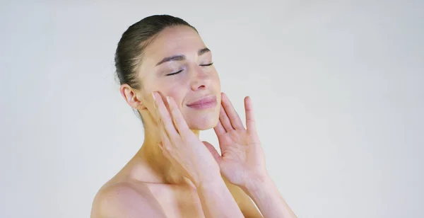 Retrato de uma menina bonita, perfeitamente bem tratada, pele limpa após tratamentos de spa, em um fundo branco. Conceito: pele macia, sem rugas, produto natural, cuidados com o corpo, estilo de vida saudável . — Fotografia de Stock