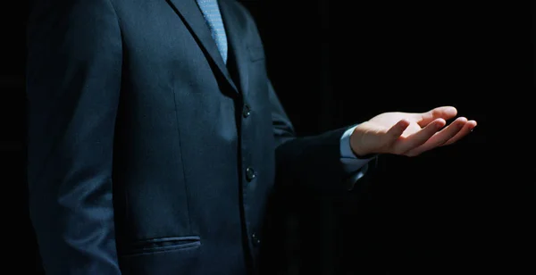 Un hombre de negocios en un traje y corbata con la mano extendida para la implementación de gráficos futuristas. Concepto: negocio, gráfico, holografía, canal alfa. —  Fotos de Stock