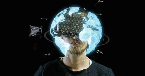 Chlapec, cestování s hučením v letu pomocí oculus a rozšířená realita rozhraní 3d graphics.virtual výlet na cestách, ale skutečné, inovativní technologie. Koncept: technologie, oculus, rozšířená realita — Stock fotografie